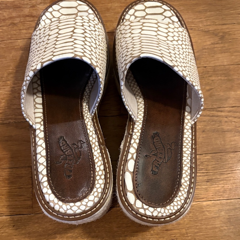 Freebird Miami, Wedge Platform Women’s Slide Sandals in White Croc Print🌟🌟🌟